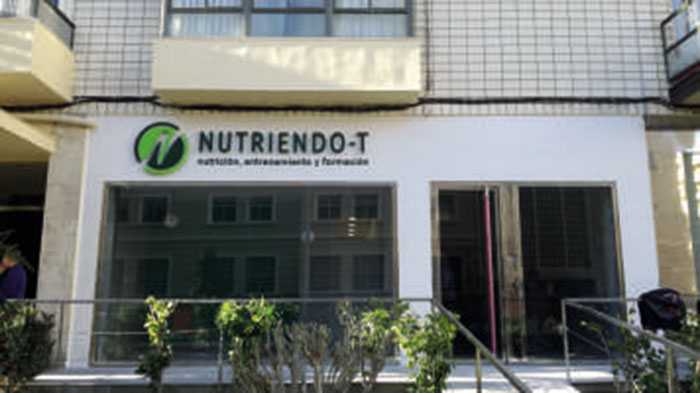 Fachada con rótulo