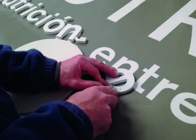 Trabajo de colocación de letras