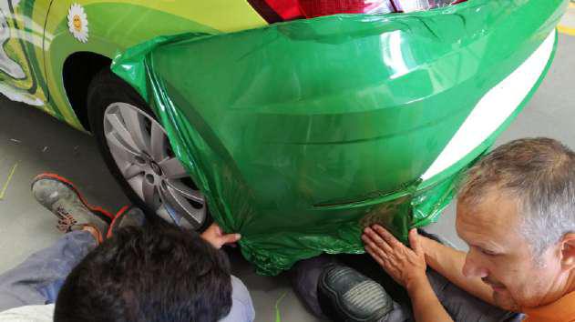 Colocando vinilo en coche