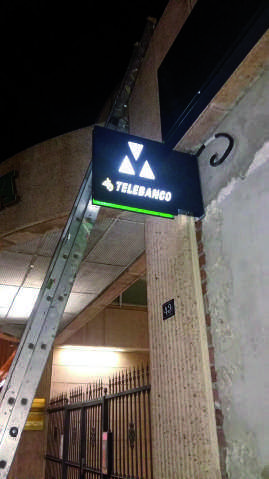 Letrero iluminado externo