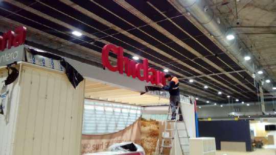 Montando el stand de Chiclana