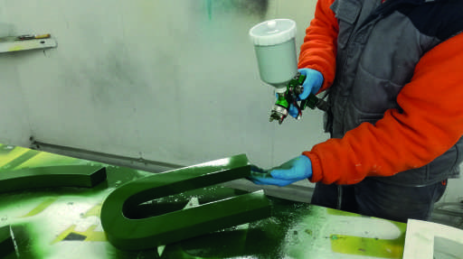 Proceso de pintado de letras