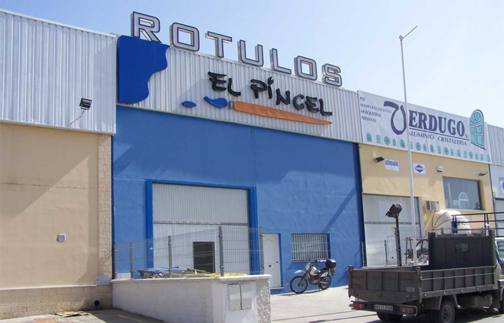Portada de la nave taller de Rótulos El Pincel