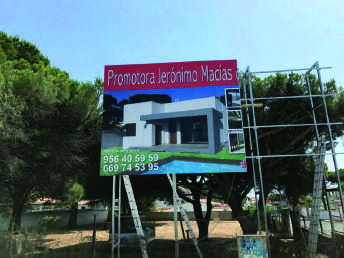 Proceso de montaje de valla publicitaria