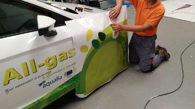 Trabajando vinilo coche