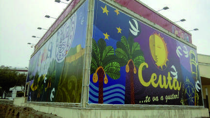 Vista lateral del cartel