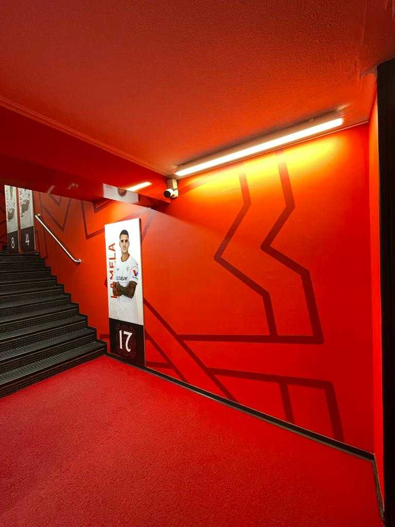 Vista iluminada de pasillos del Sevilla FC