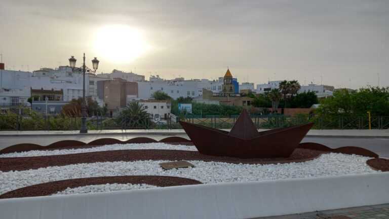 Rotonda junto al rio Iro en Chiclana deorada con barco de papel de acero corten