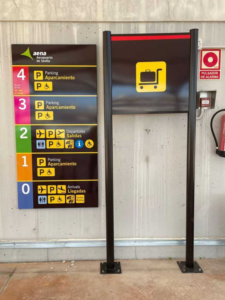 Rótulos para AENA terminados en el aeropuerto de Sevilla
