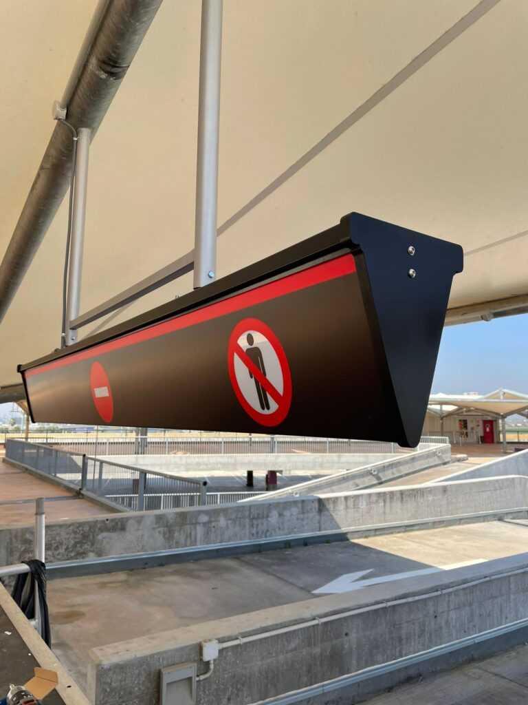 Rótulo de prohibido el paso en parking de aeropuerto de Sevilla