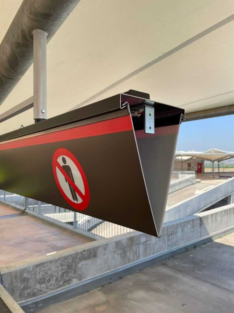Detalle de señalización de incaciones en aeropuerto de Sevilla