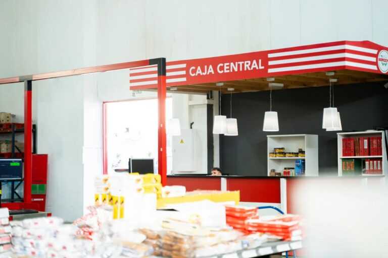 Vista de rotulación integral de la caja de negocio supermercado