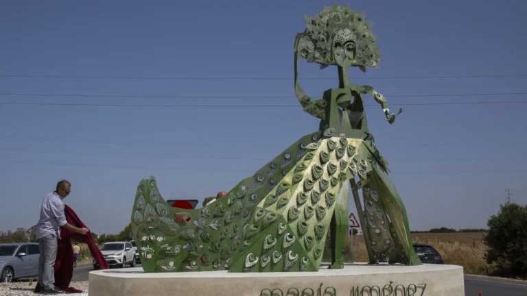 Inaguración de Estatua monumento en glorieta María Jiménez en Chiclana