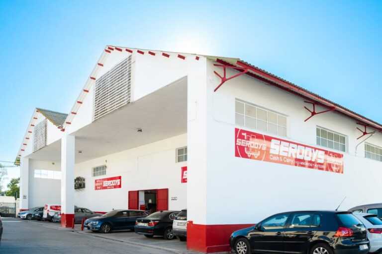 Vista exterior de cash and carry Serodys