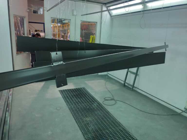 Estructura de metal fabricándose en taller