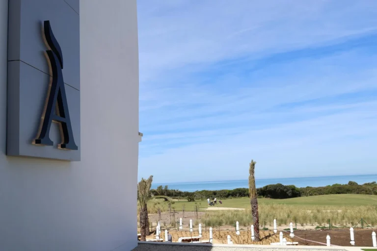fachada-letra-amare-hotel-chiclana