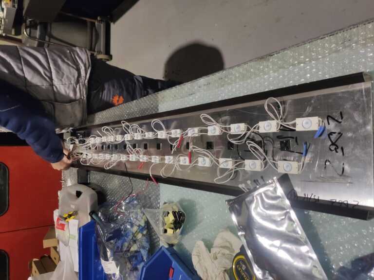 Iluminación led del interior de un rótulo de señalización
