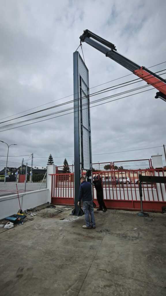 Instalación de monolito en gran superficie