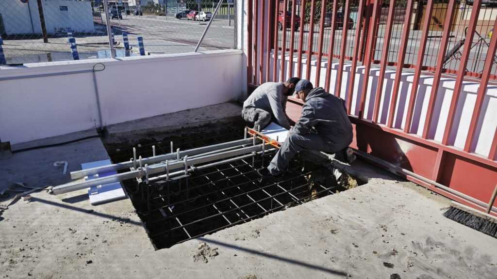 Base cimentada para instalación de monolito de gran formato