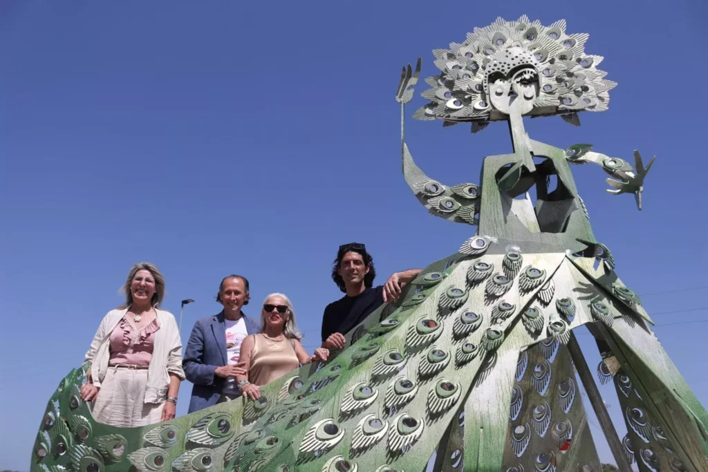 Alcalde de Chiclana con familia de María Jiménez en su monumento
