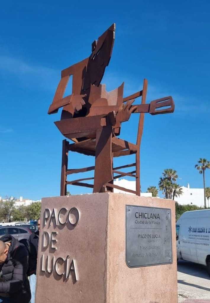 Estatua de monumento de Paco de Lucía tocando en Chiclana