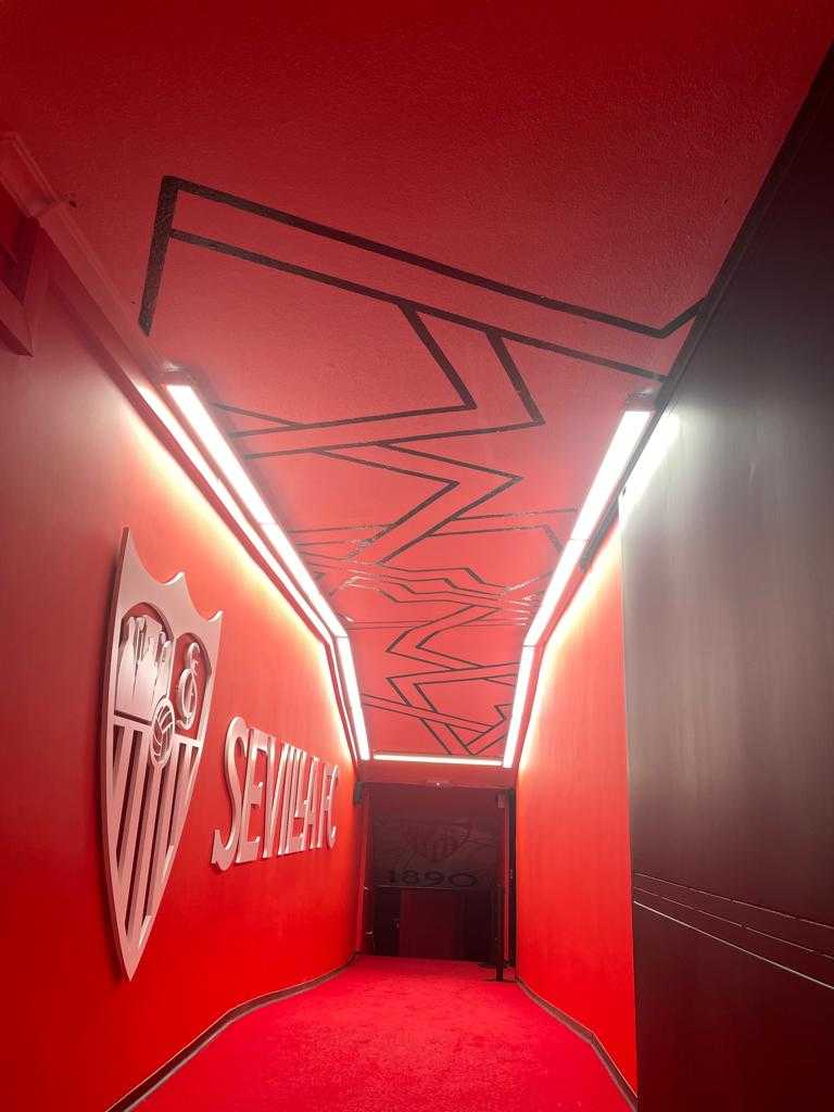 Decoración de pasillo de vestuarios del Sevilla club de fútbol