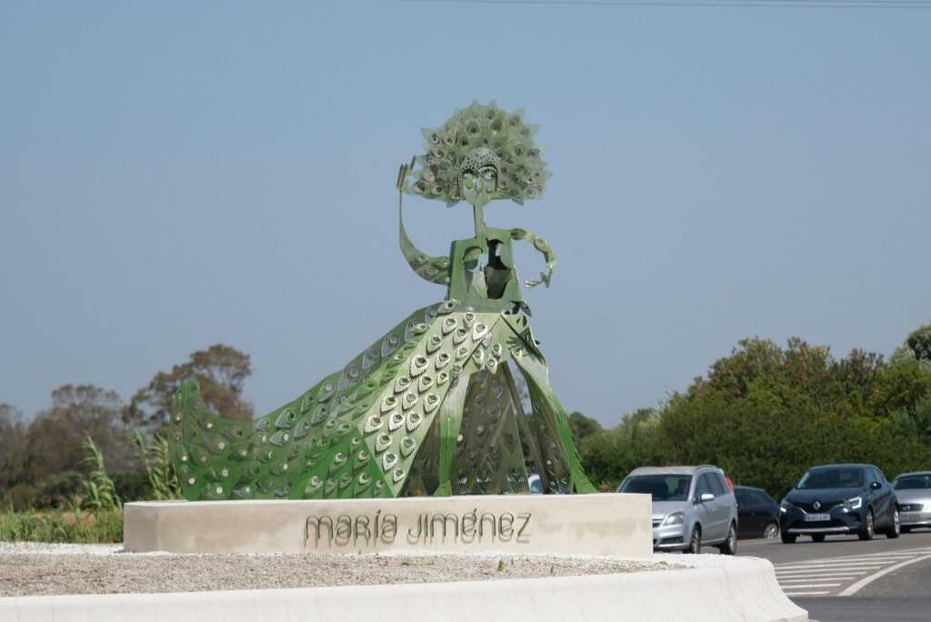 Glorieta con monumento elaborado con metal de María Jiménez cerca de El Colorado