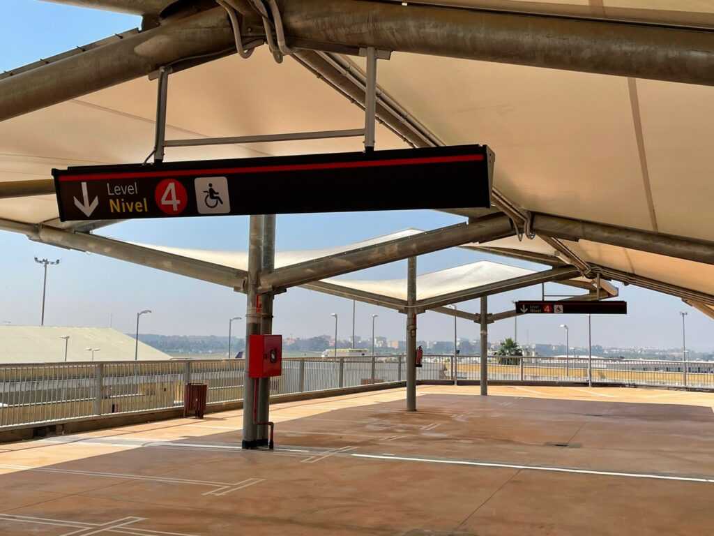 Resultado de cartel de señaletica en aeropuerto de Sevilla