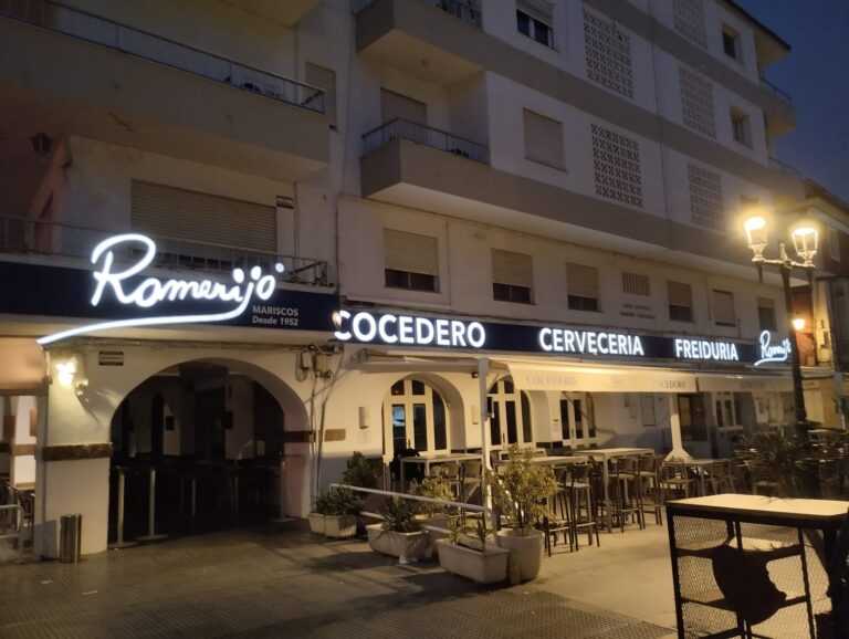 Vista nocturna de fachada iluminada de Romerijo