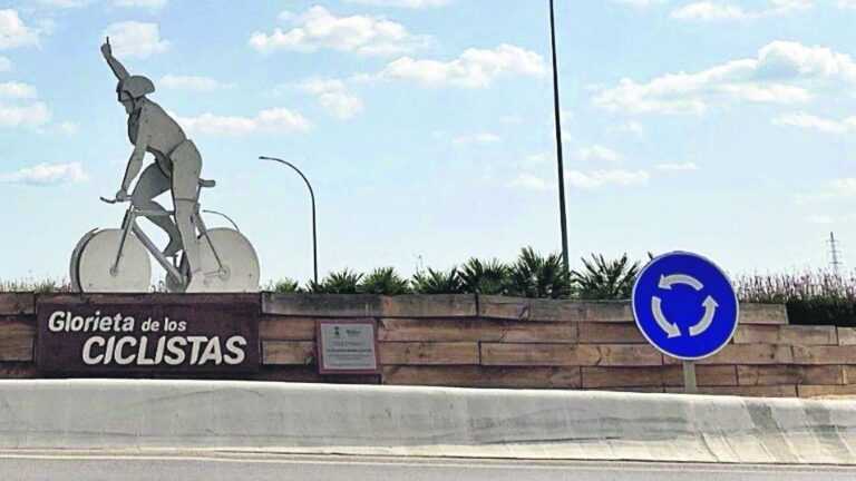 Glorieta de los ciclistas en chiclana con monumento elaborado por Rótulos El Pincel