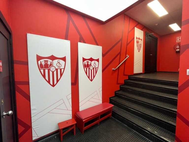 Vista de escudo del sevilla decorado en estadio