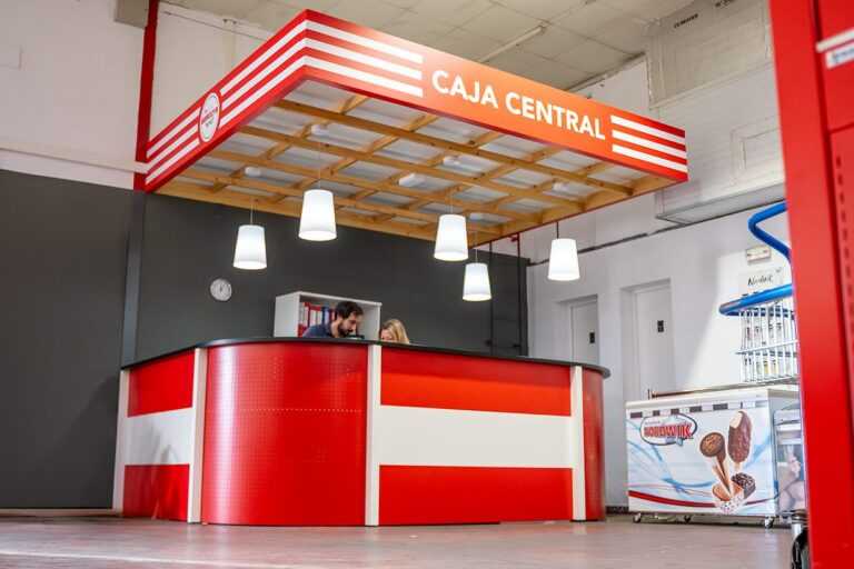 Vista elegante de rotulacion de caja de pago en supermercado