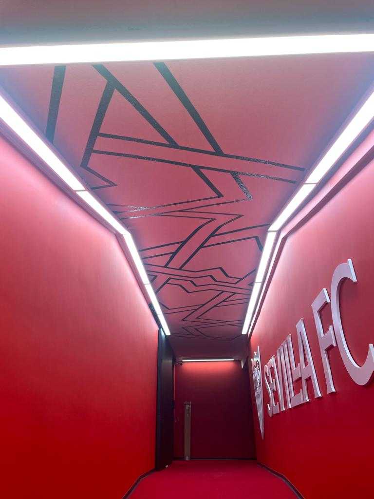 Celosía en techo del estadio del futbol del sevilla