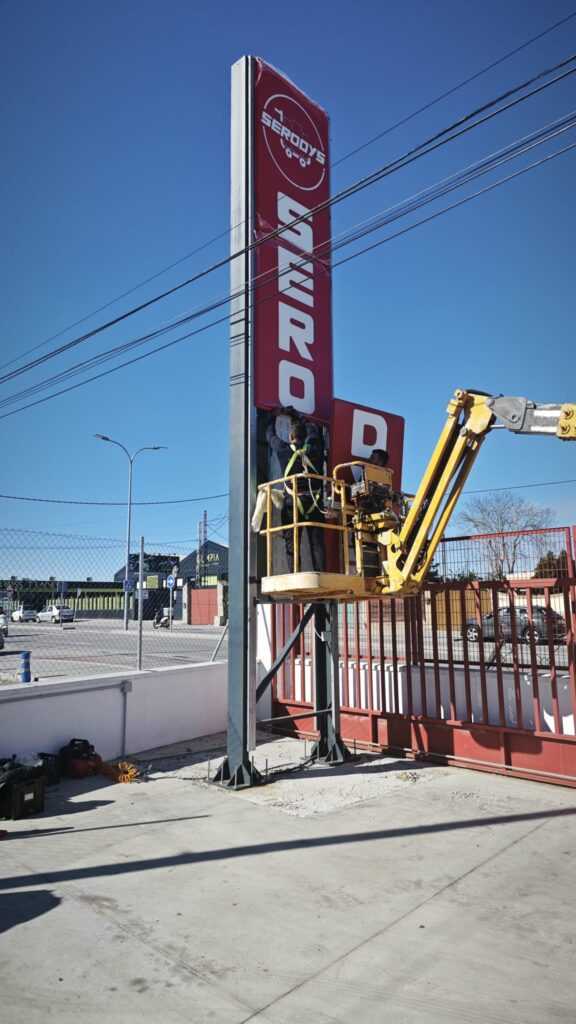 Instalación de monolito exterior de supermercado Serodys
