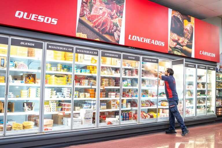Vista de rótulos en zona de refrigerados en supermercado