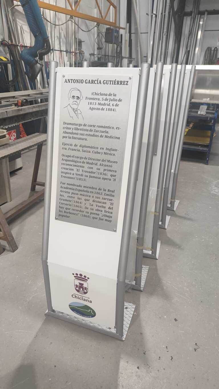 Vista de atriles de personajes de Chiclana en taller